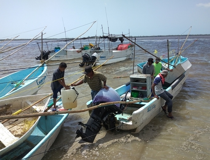 Los lugareños señalan que estos pescadores forasteros no sólo incumplen con la veda, sino que sus capturas las realizan con herramientas que están prohibidas