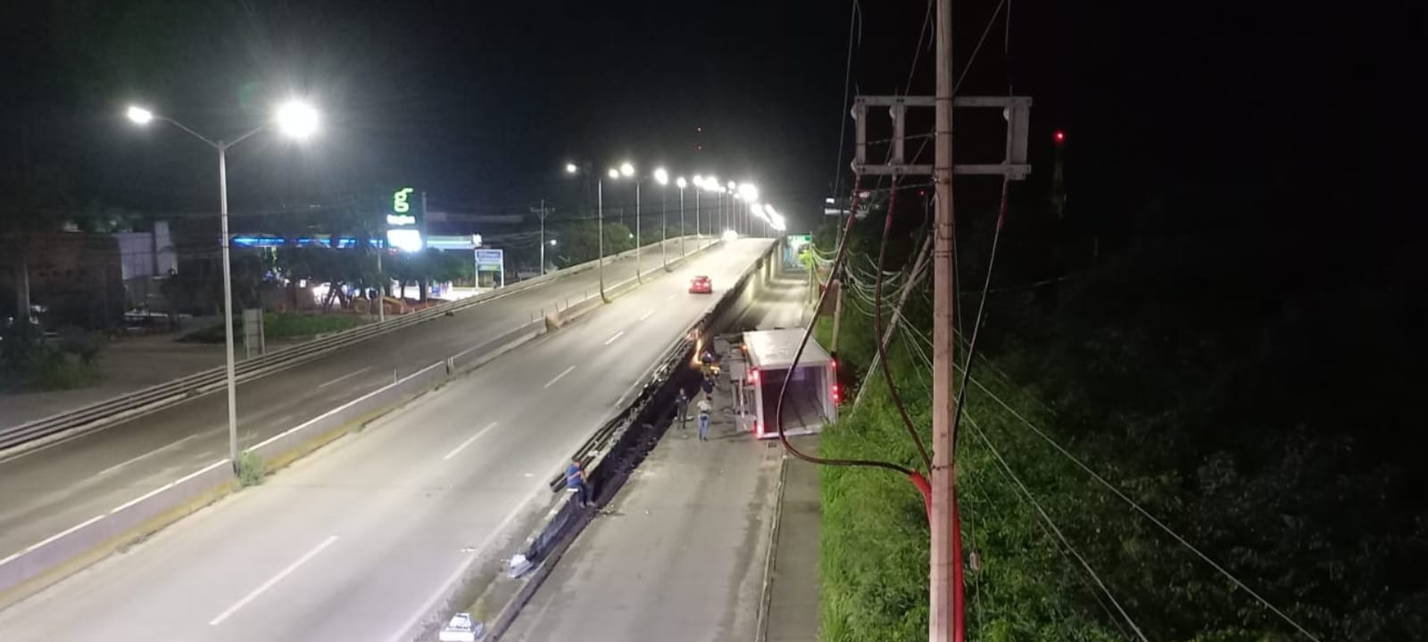 Cae tráiler cuando subía el puente vehicular en Puerto Aventuras Cae tráiler cuando subía el puente vehicular en Puerto Aventuras