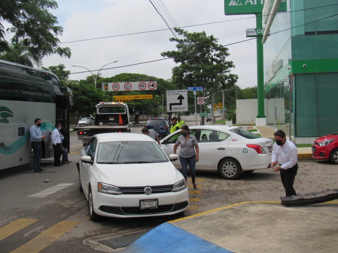 Las aseguradoras de los tres vehículos resolvieron el incidente vial Las aseguradoras de los tres vehículos resolvieron el incidente vial