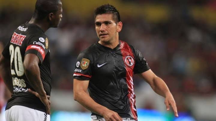El delantero iba a jugar un partido de futbol cuando un oficial se percató de una cobija debajo de la cual iban dos mujeres. El delantero iba a jugar un partido de futbol cuando un oficial se percató de una cobija debajo de la cual iban dos mujeres.