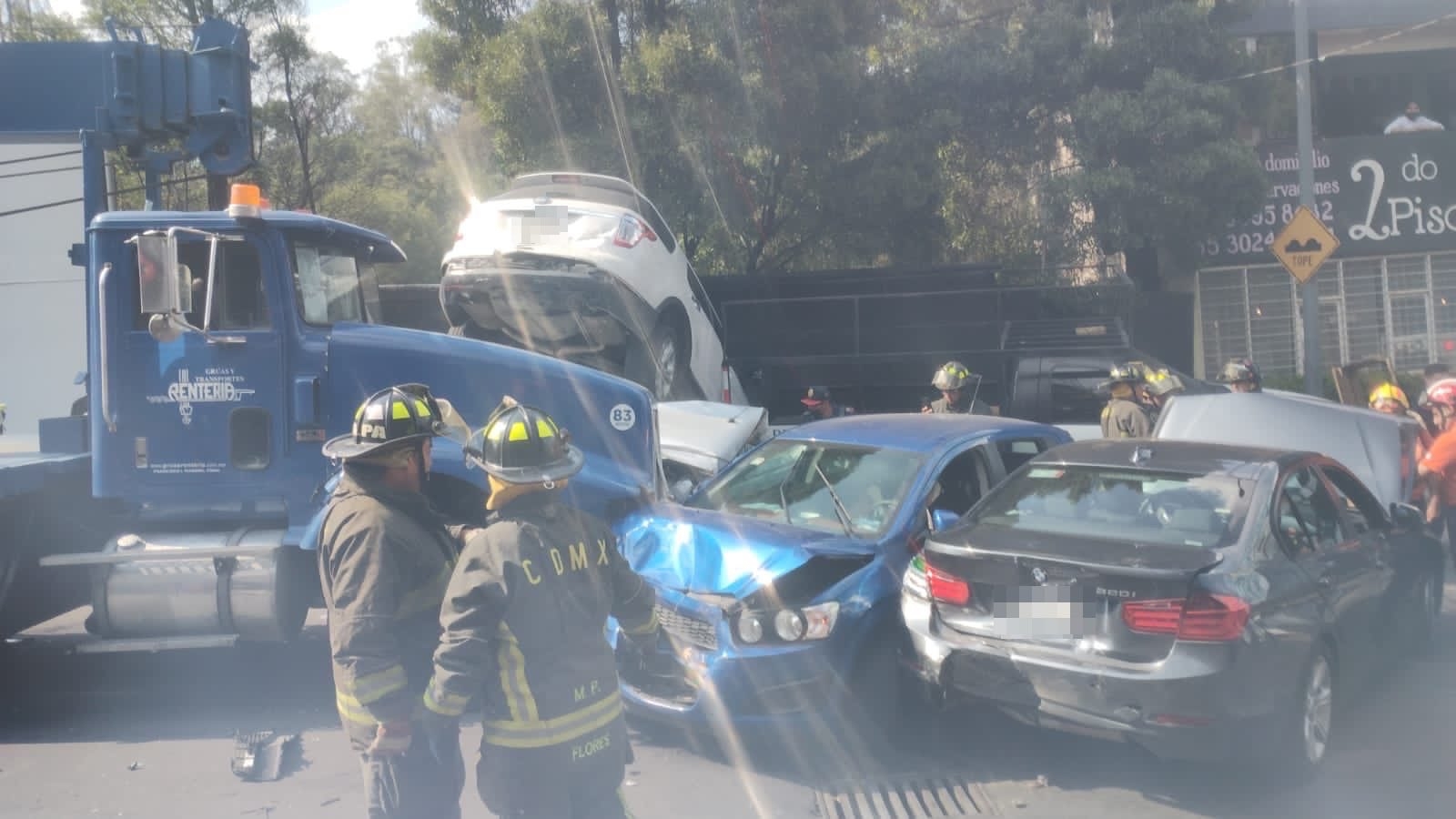 Una de las unidades particular terminó sobre otro automóvil tras ser impactados por un tráiler en la Ciudad de México Una de las unidades particular terminó sobre otro automóvil tras ser impactados por un tráiler en la Ciudad de México