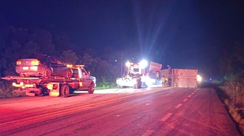 El tráiler bloqueó un carril de la vía Carrillo Puerto-Andrés Quintana Roo, por lo que fue requerida una grúa para ser retirado de la zona El tráiler bloqueó un carril de la vía Carrillo Puerto-Andrés Quintana Roo, por lo que fue requerida una grúa para ser retirado de la zona