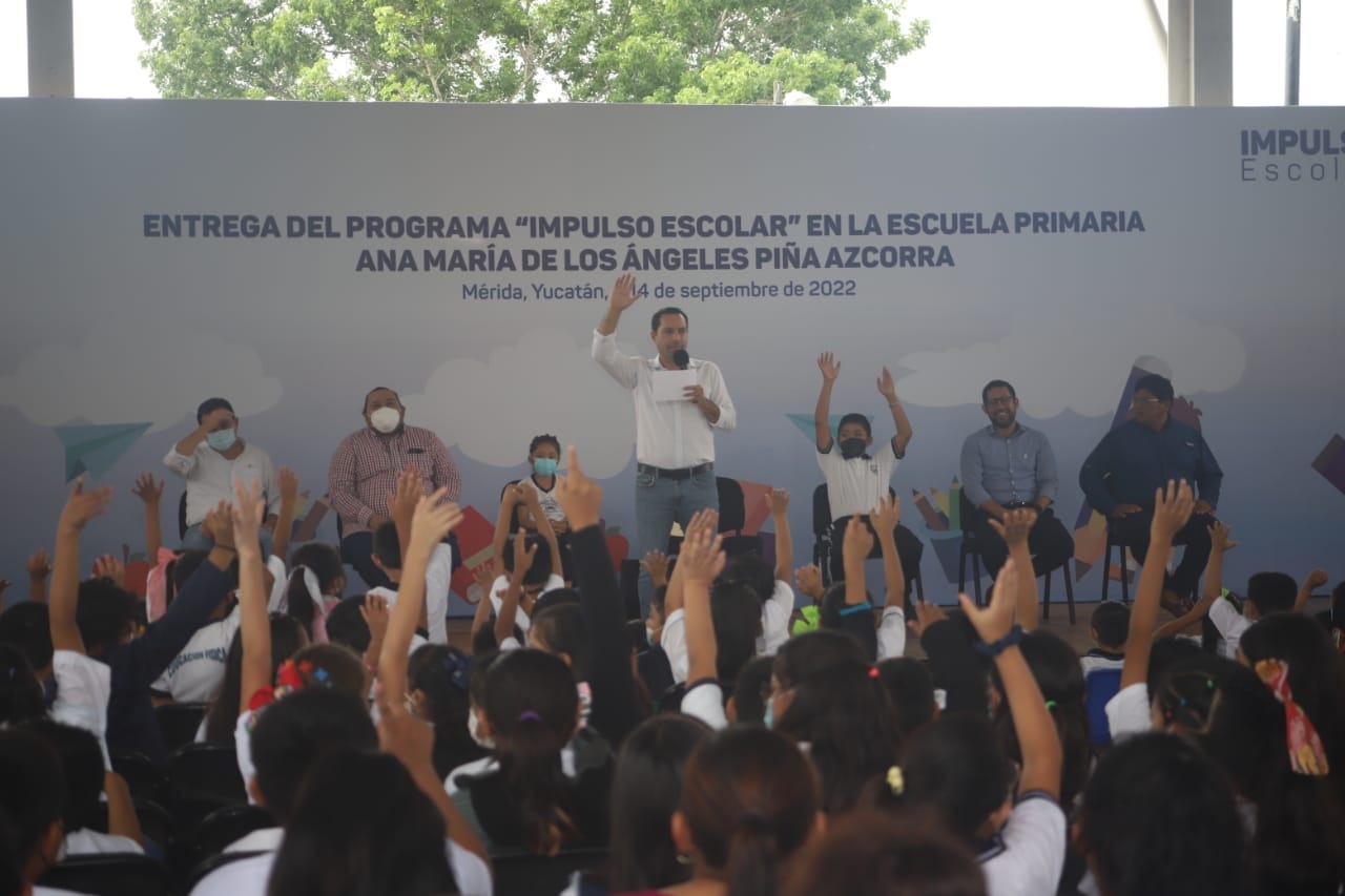 Programa Impulso Escolar: Mauricio Vila entrega uniformes y mochilas a alumnos del Sur de Mérida