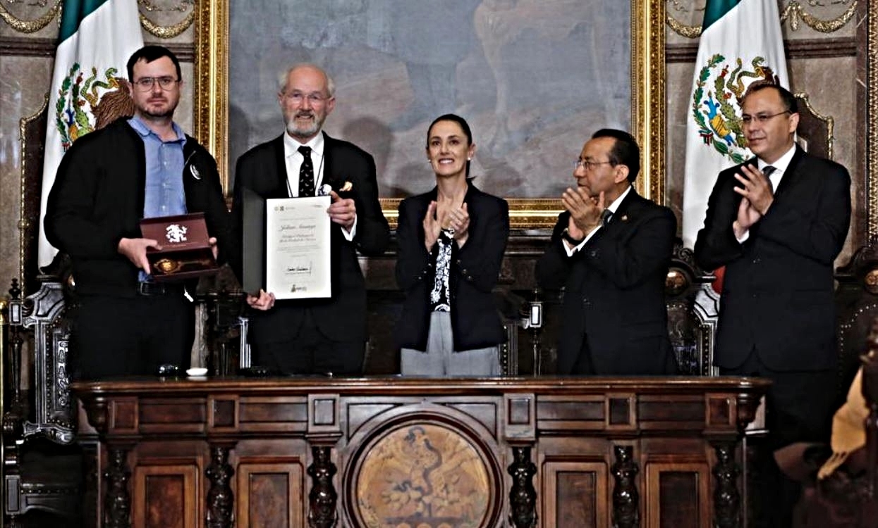 Sheinbaum le dio la bienvenida al padre y hermano de Assange, quienes fueron invitados por el presidente Andrés Manuel López Obrador. Foto: Twitter @Claudiashein