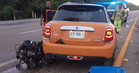 El auto quedó muy dañado debido al accidente en el que perdió el motor El auto quedó muy dañado debido al accidente en el que perdió el motor