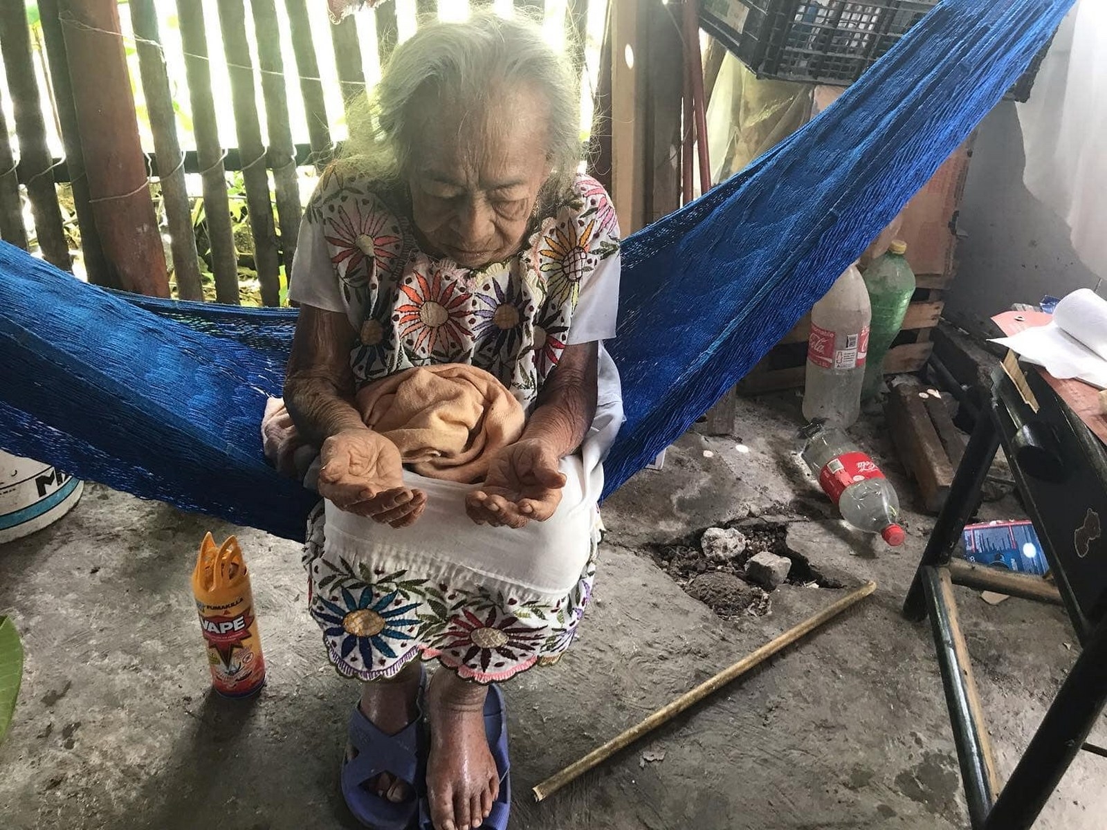 Al matromonio de adultos mayores les prometieron construirles una casa con sargablocks, pero hasta ahora no les han cumplido por lo que pasan las lluvias dentro de una pequeña palapa en Cozumel Al matromonio de adultos mayores les prometieron construirles una casa con sargablocks, pero hasta ahora no les han cumplido por lo que pasan las lluvias dentro de una pequeña palapa en Cozumel