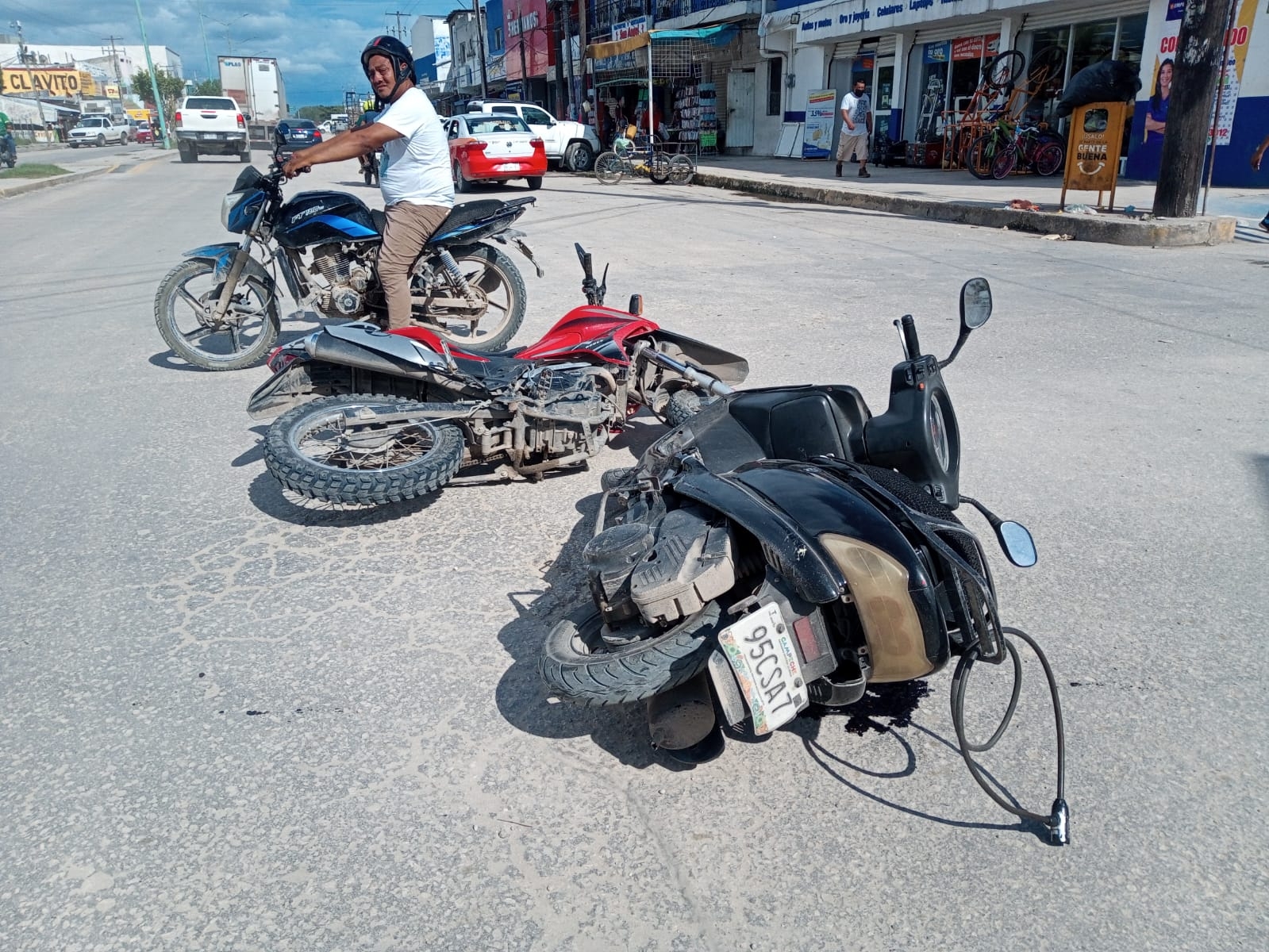Las unidades de los motociclistas fueron remolcadas por no contar con documentos en regla