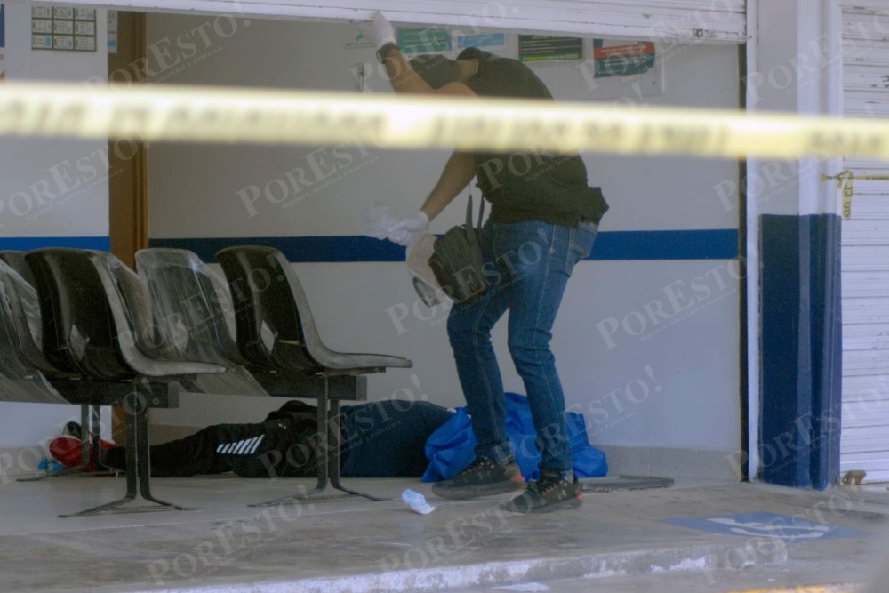 El cuerpo del hombre que murió en un consultorio del Dr. Simi en Cancún fue llevado al Semefo de la ciudad en una carrosa fúnebre