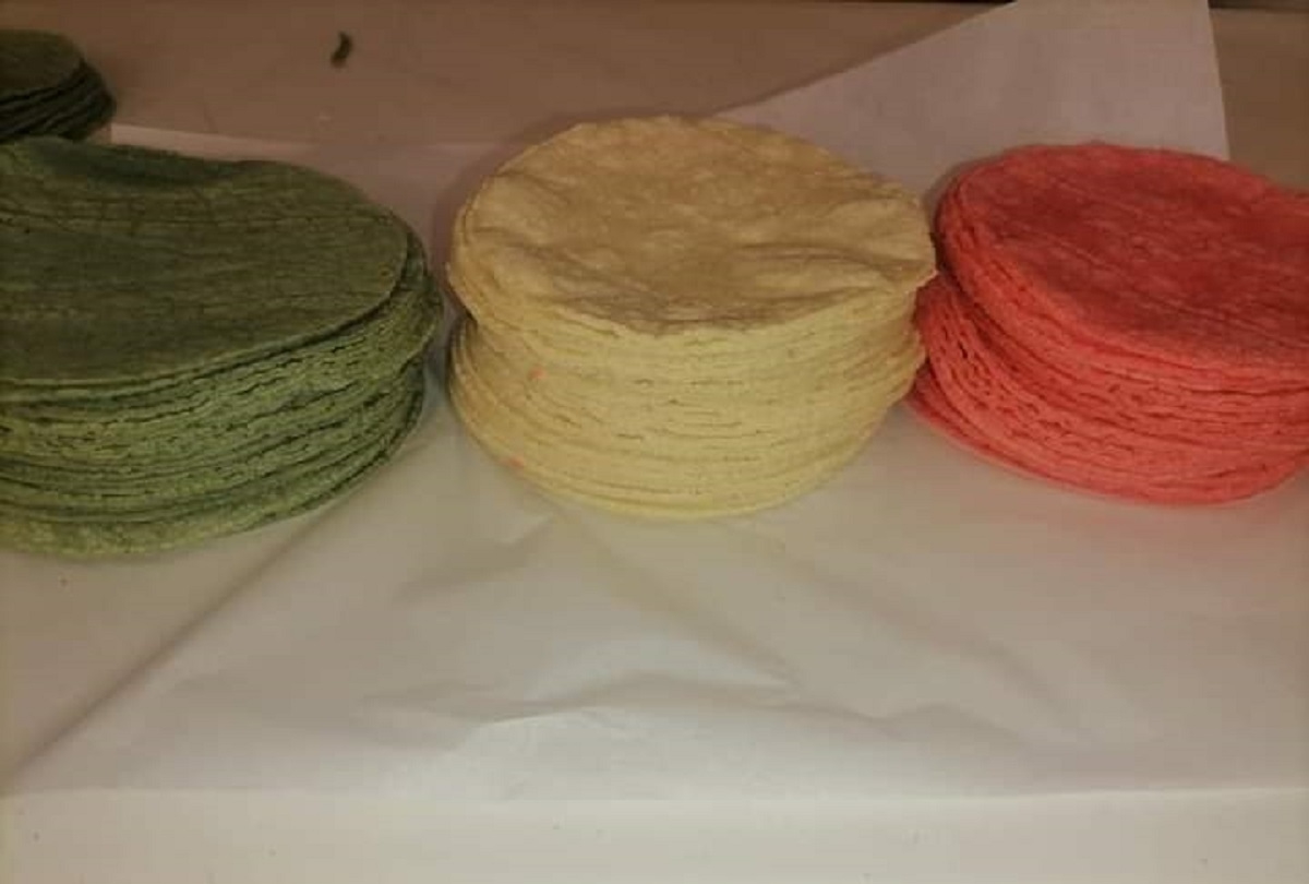 Utilizan productos naturales como chaya y remolacha para darle ese color a las tortillas Utilizan productos naturales como chaya y remolacha para darle ese color a las tortillas