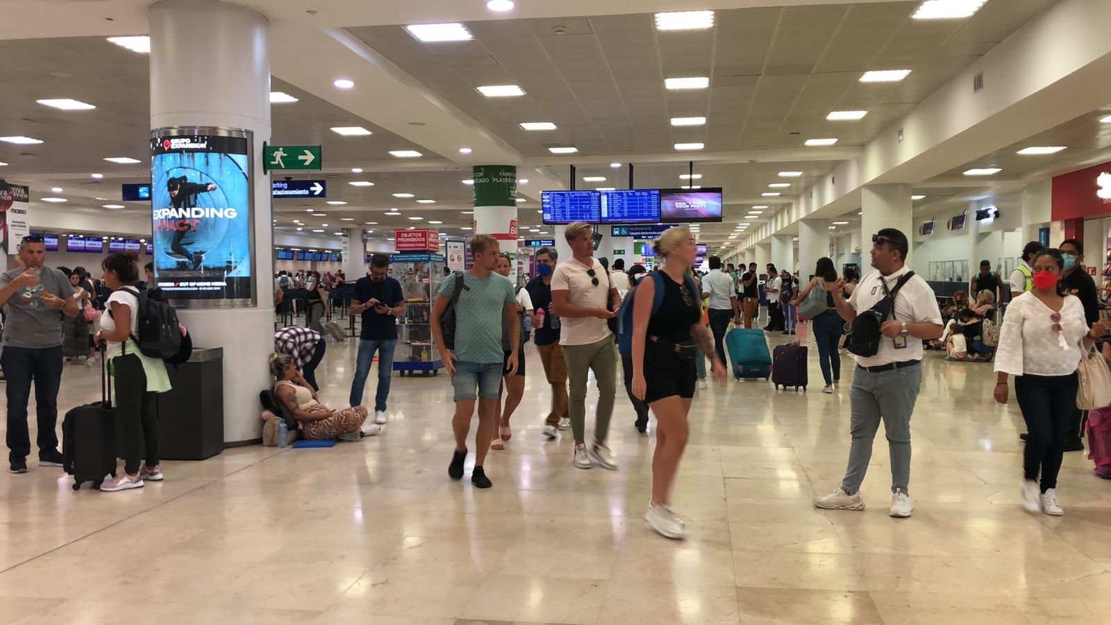 Algunas salidas del Aeropuerto de Cancún tienen como destinos ciertas ciudades del extranjero, como París, Ámsterdam y Londres Algunas salidas del Aeropuerto de Cancún tienen como destinos ciertas ciudades del extranjero, como París, Ámsterdam y Londres