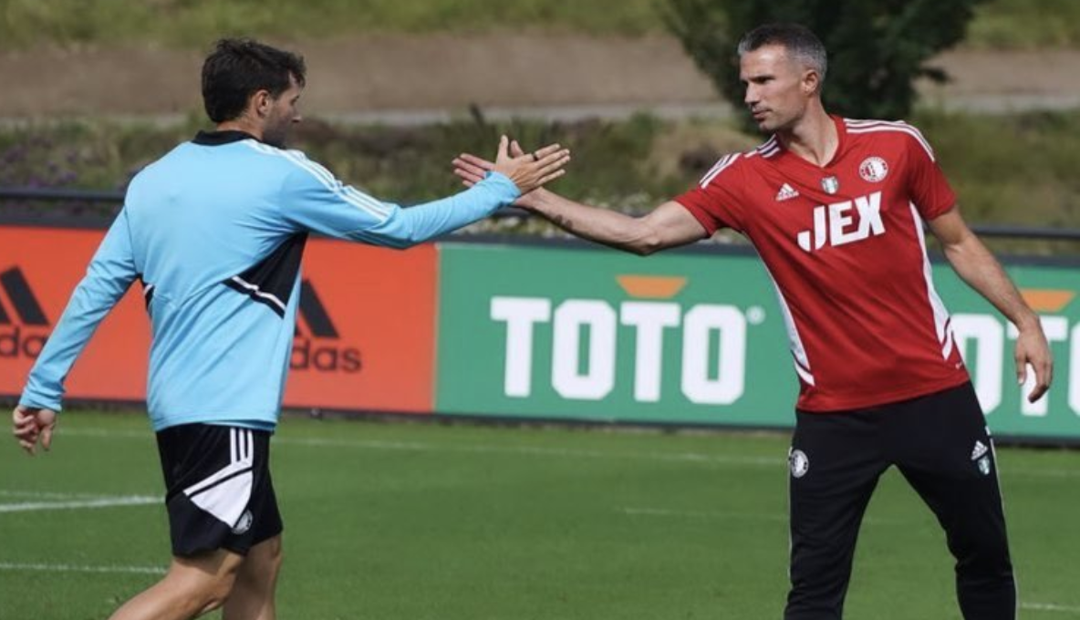 Así es como Santi Giménez, 'El Bebote', aprende de Robin Van Persie en el Feyenoord