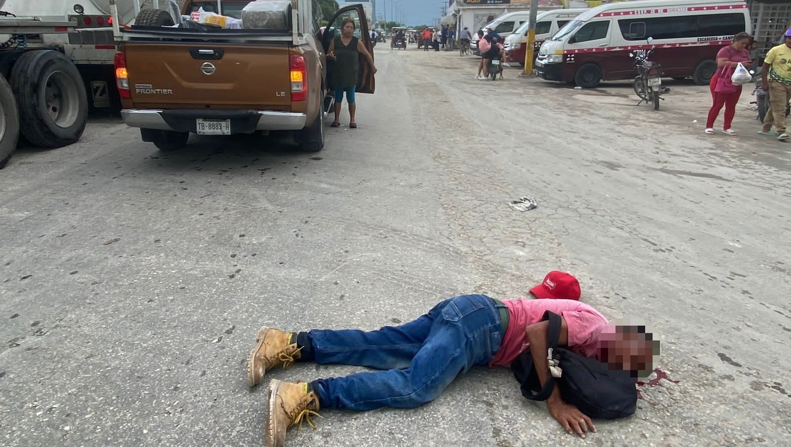 Transeúntes señalaron que el hombre se arrojó frente al vehículo Transeúntes señalaron que el hombre se arrojó frente al vehículo