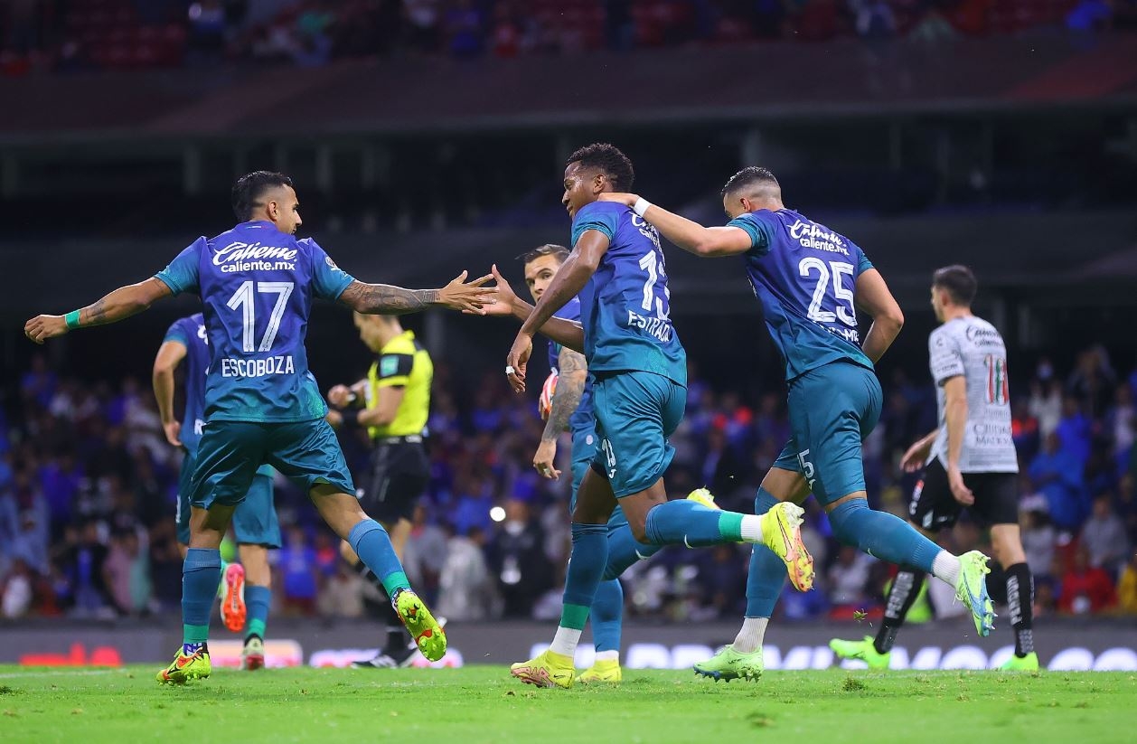 La Máquina ya está en zona de repechaje luego de vencer en el último minuto a León 2-1 en duelo adelantado de la Jornada 16. Foto: @CruzAzul