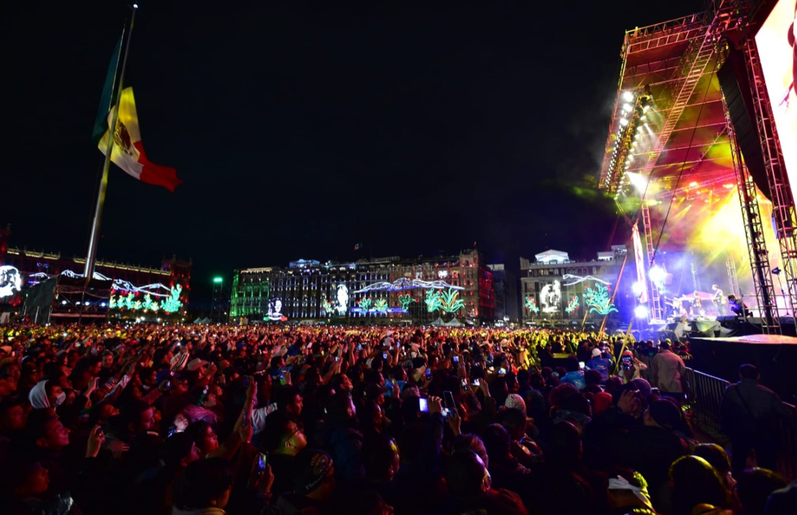 Celebran Grito en el Zócalo con serie de fuegos artificiales y música