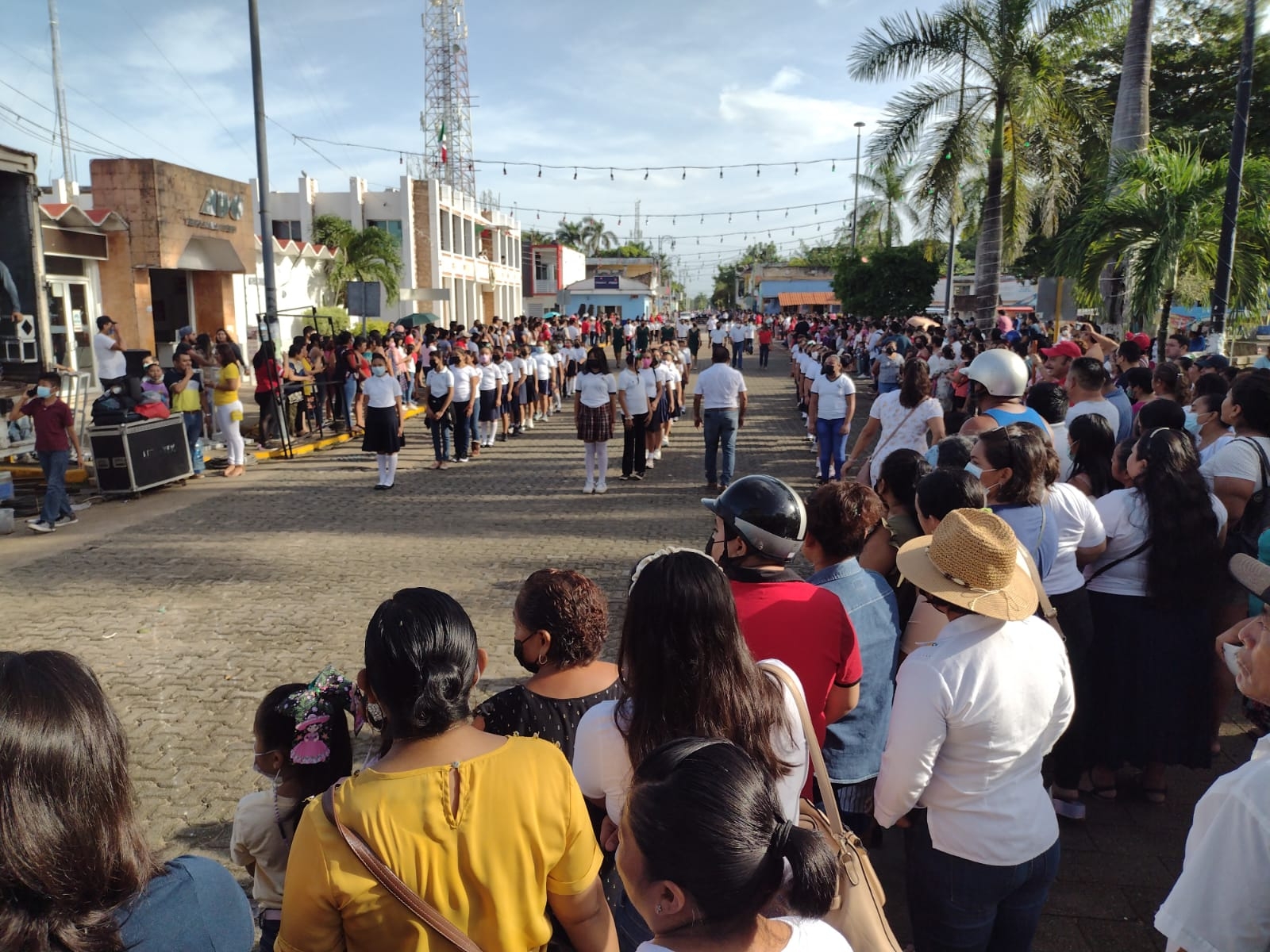 Los alumnos marcharon por la avenida Benito Juárez, pasando por el Ayuntamiento de Carrillo Puerto, donde los esperaban vecinos de la zona Los alumnos marcharon por la avenida Benito Juárez, pasando por el Ayuntamiento de Carrillo Puerto, donde los esperaban vecinos de la zona