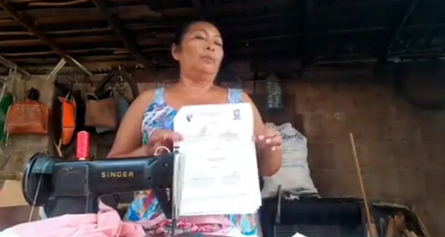La mujer tiene más de nueve años de antigüedad laborando en un local en el interior del parador turístico Cenote Zací