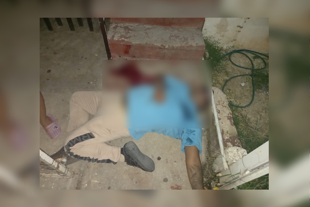 El cuerpo del hombre asesinado quedó afuera de su vivienda en Villas Otoch Paraíso, de donde fue retirado para ser trasladado al Semefo de Cancún