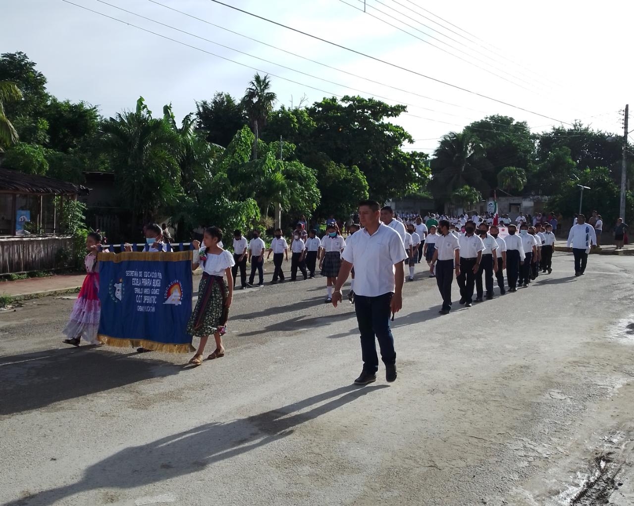 Jóvenes participaron en el desfile cívico-militar en Yucatán