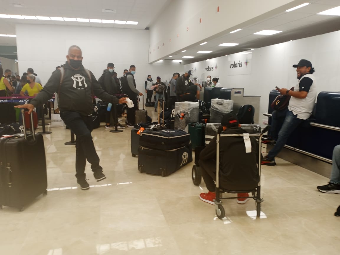 Jesús Alejandro Martínez Gutiérrez, lanzador de los Sultanes de Monterrey celebró el triunfo del equipo con una pose en el aeropuerto de Mérida Jesús Alejandro Martínez Gutiérrez, lanzador de los Sultanes de Monterrey celebró el triunfo del equipo con una pose en el aeropuerto de Mérida