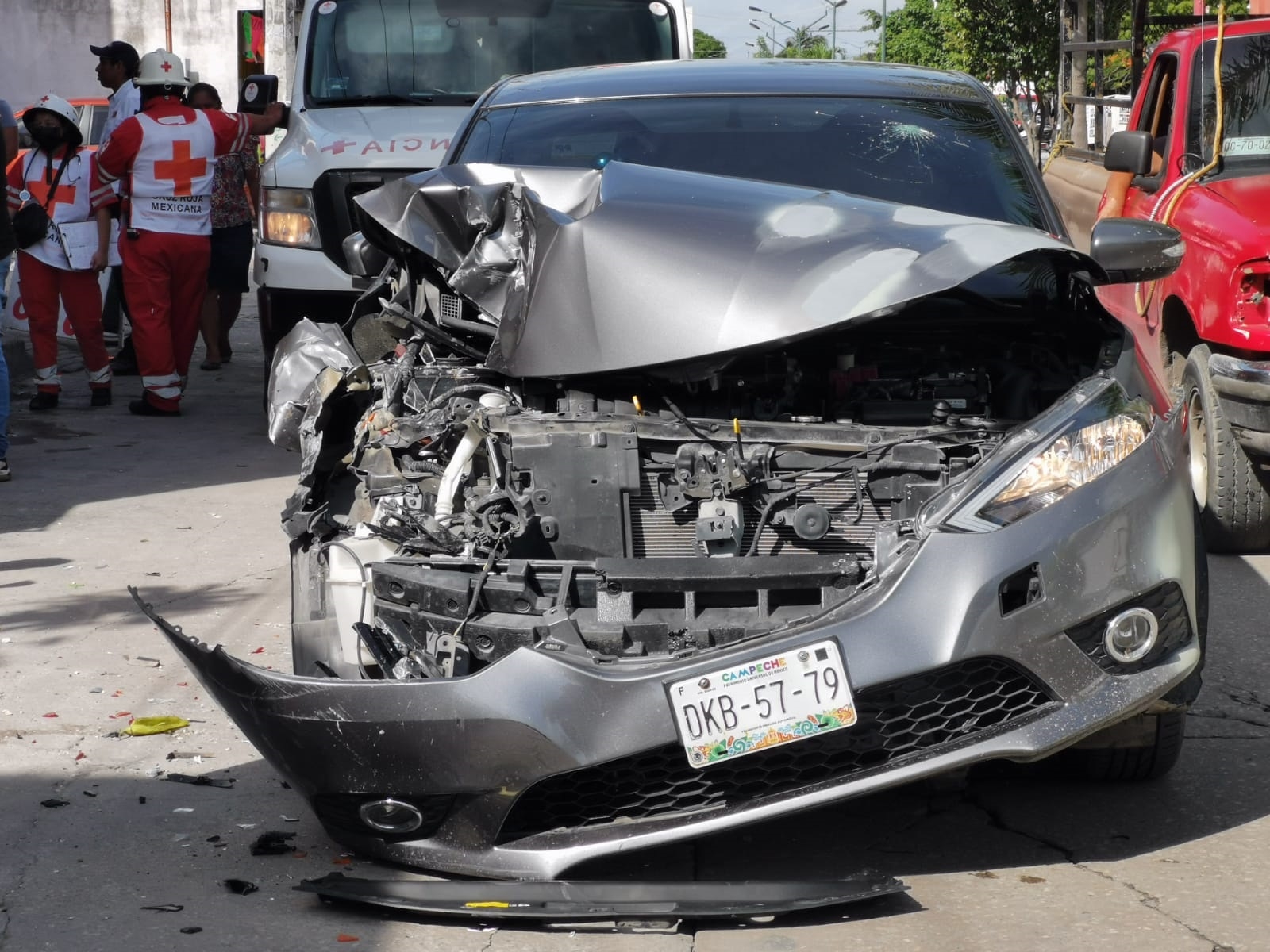 Conductor ebrio intenta huir tras chocar contra varios autos en Ciudad del Carmen