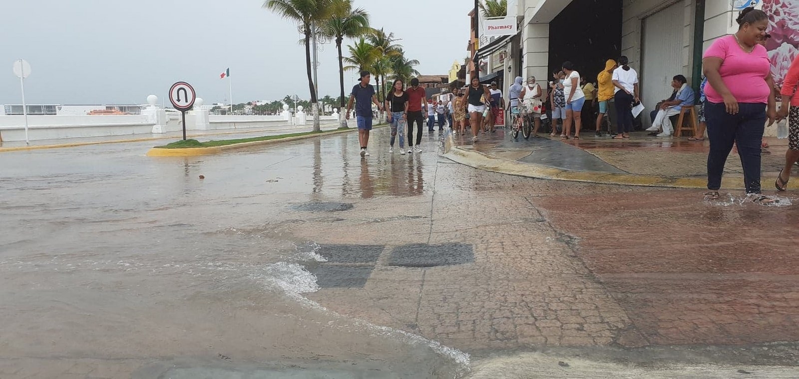 Las alcantarillas de la avenida Rafael E. Melgar de Cozumel evidenciaron que el sistema de drenaje de la isla no cumple con su función Las alcantarillas de la avenida Rafael E. Melgar de Cozumel evidenciaron que el sistema de drenaje de la isla no cumple con su función