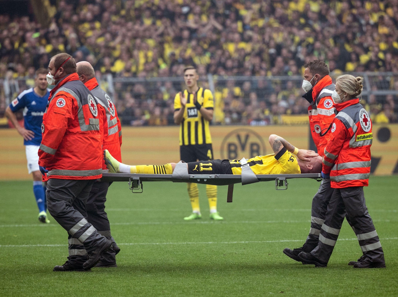 Marco Reus fue retirado en camilla del partido entre Dortmund vs Schalke