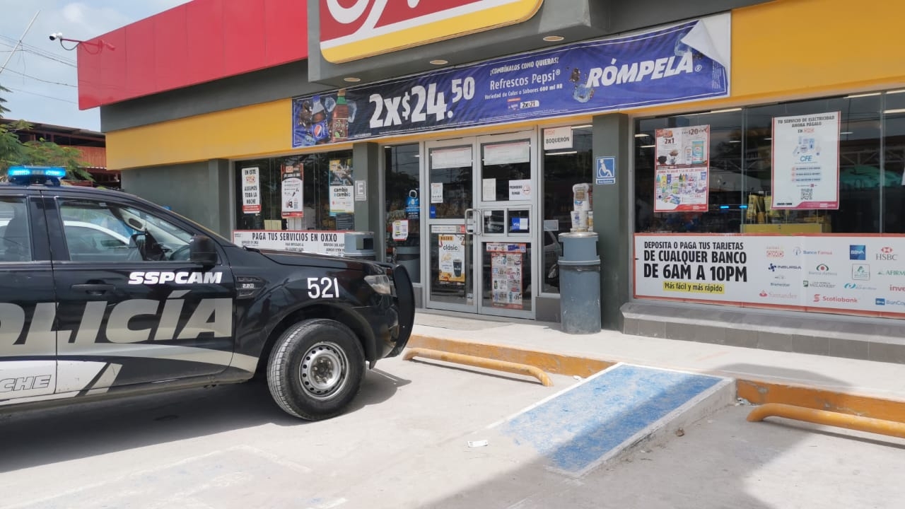 El hombre robó varias cosas del Oxxo para después abordar una combi para intentar huir El hombre robó varias cosas del Oxxo para después abordar una combi para intentar huir