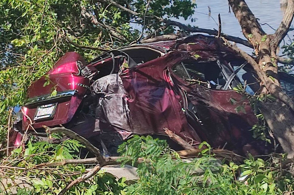 Conductor pierde el control y se impacta contra un poste de concreto en Ciudad del Carmen Conductor pierde el control y se impacta contra un poste de concreto en Ciudad del Carmen