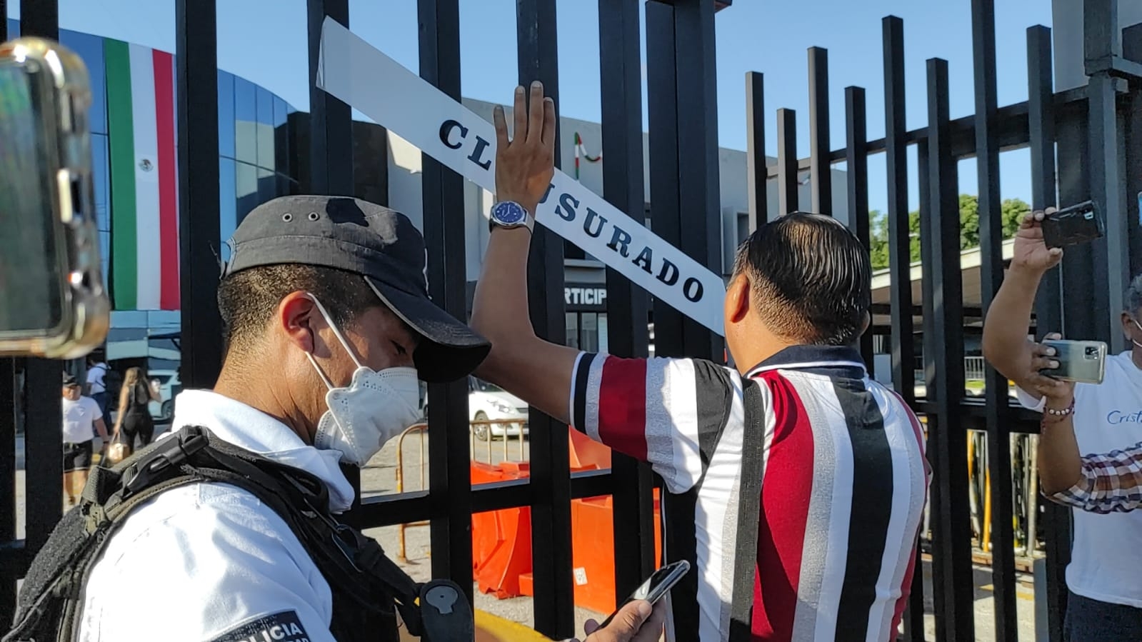 El hombre hizo una clausura simbólica de las oficinas de la Secretaría de Seguridad Pública de Campeche El hombre hizo una clausura simbólica de las oficinas de la Secretaría de Seguridad Pública de Campeche