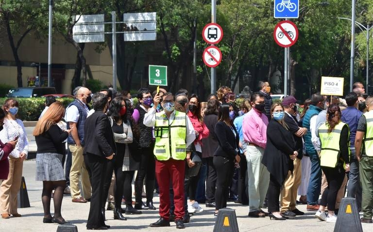 El simulacro inició en punto de las 12:19 horas, con el sonido real de la alerta sísmica.