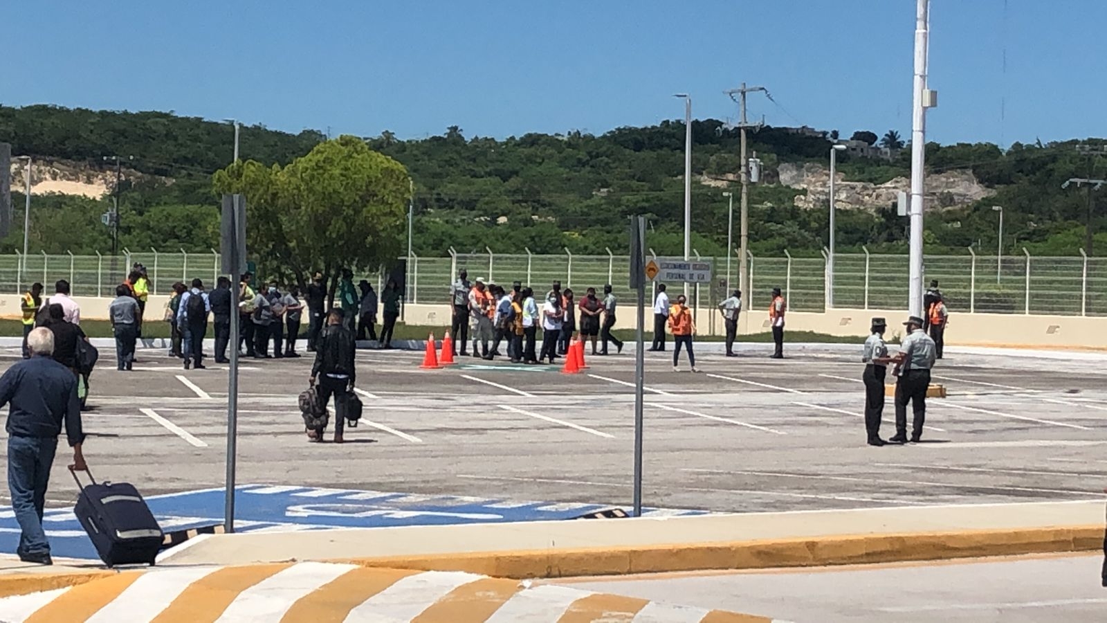 Con maleta en mano, pasajeros siguieron las recomendaciones de las autoridades