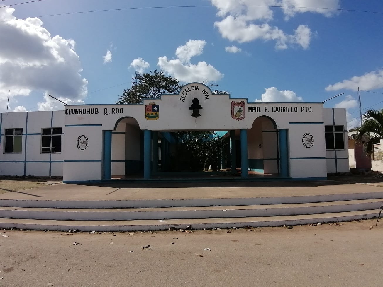 Los policías acudieron a la Escuela Telesecundaria 'Emiliano Zapata' para revisar el reporte de un ataque armado en Chunhuhub Los policías acudieron a la Escuela Telesecundaria 'Emiliano Zapata' para revisar el reporte de un ataque armado en Chunhuhub