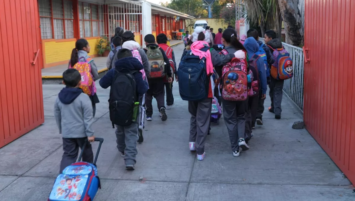 Layda Sansores regala 'megapuente' a estudiantes de Campeche