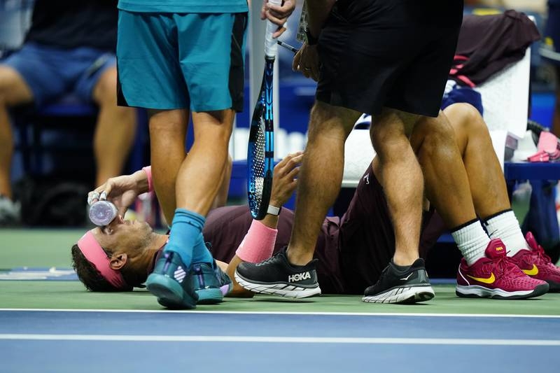 El español sufrió un corte en la nariz cuando su raqueta rebotó en la pista