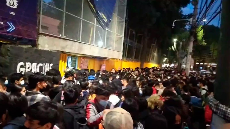 Usuarios de redes sociales compartieron videos en donde se observa a alumnos afuera de la preparatoria