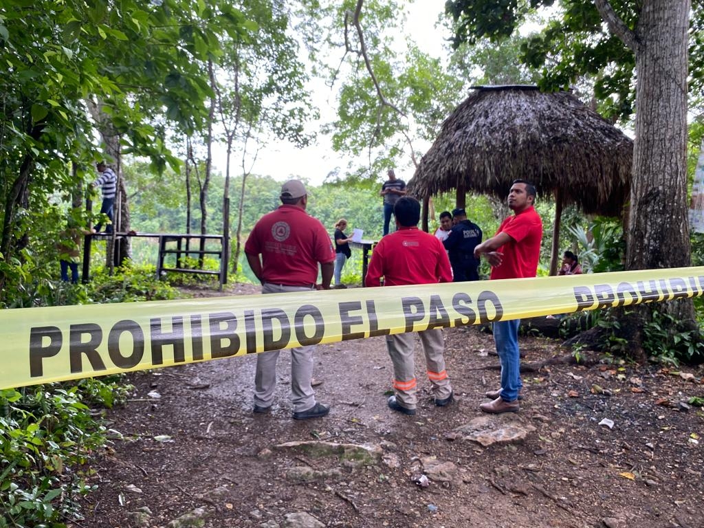 La zona del descubrimiento del cuerpo de un hombre en Carrillo Puerto fue acordonada para realizar las indagatorias correspondientes La zona del descubrimiento del cuerpo de un hombre en Carrillo Puerto fue acordonada para realizar las indagatorias correspondientes