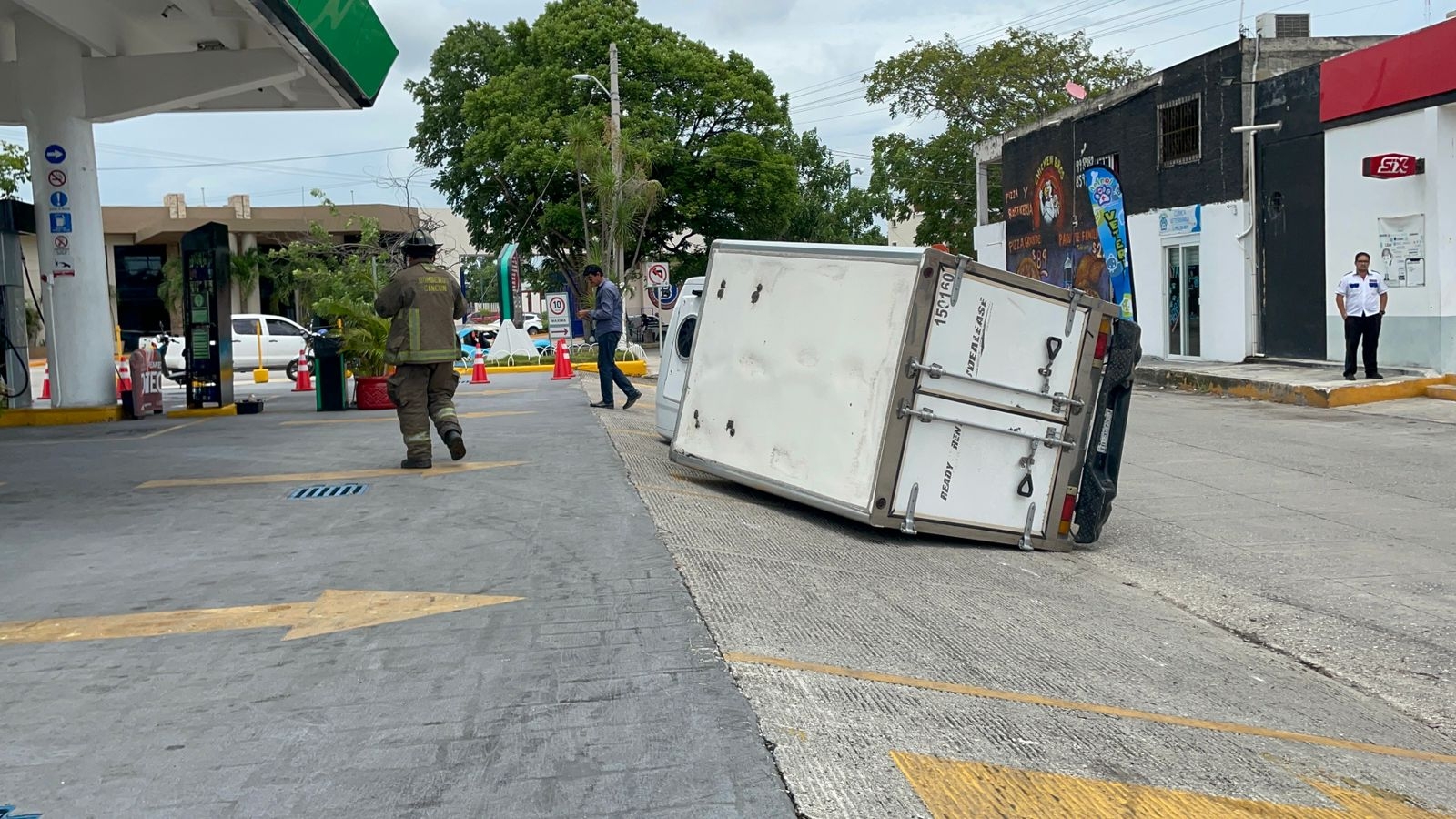 La camioneta de transporte de productos quedó volcada sobre la avenida Andrés Quintana Roo en Cancún, de donde fue retirada para llevarla al corralón La camioneta de transporte de productos quedó volcada sobre la avenida Andrés Quintana Roo en Cancún, de donde fue retirada para llevarla al corralón