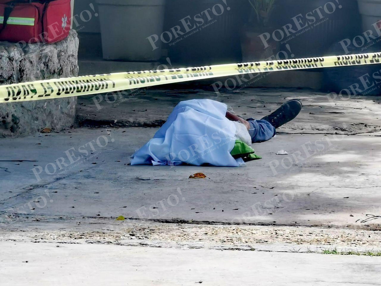 Testigos creyeron que se trataba de un golpe de calor, por lo que lo recostaron en el piso y ya no se paró Testigos creyeron que se trataba de un golpe de calor, por lo que lo recostaron en el piso y ya no se paró