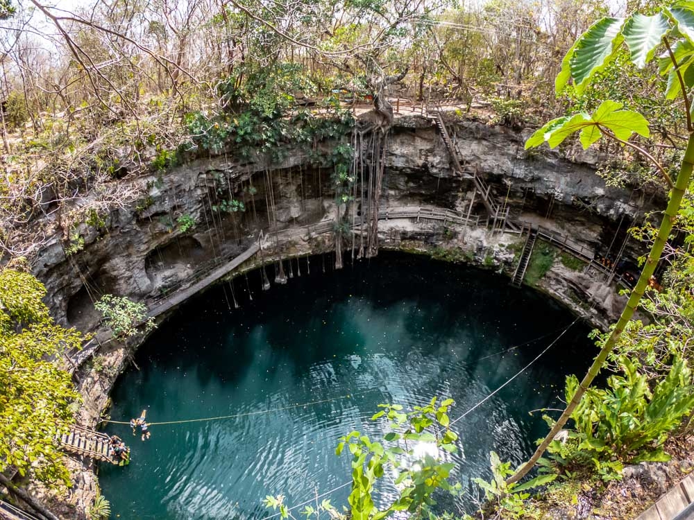 El cenote Xcanché tiene una profundidad mayor a 15 metros El cenote Xcanché tiene una profundidad mayor a 15 metros