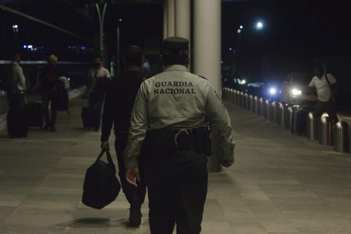 El hombre fue escoltado por la Guardia Nacional hasta la salida
