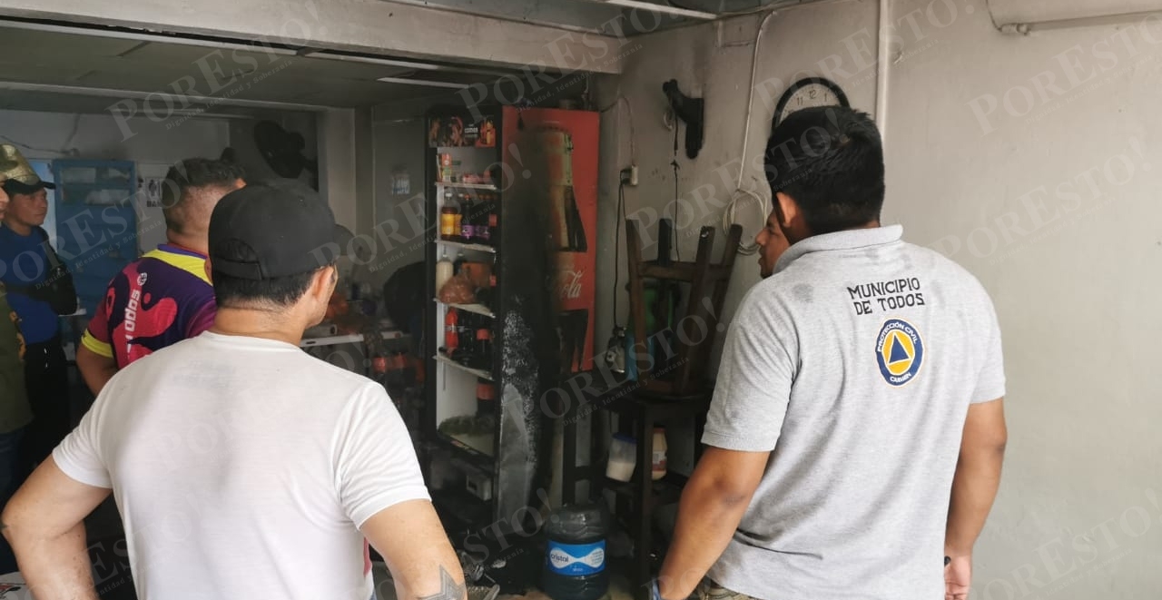 Un corto circuito en el refrigerador causó el incendio en el interior de la taquería cuando se encontraba cerrada Un corto circuito en el refrigerador causó el incendio en el interior de la taquería cuando se encontraba cerrada