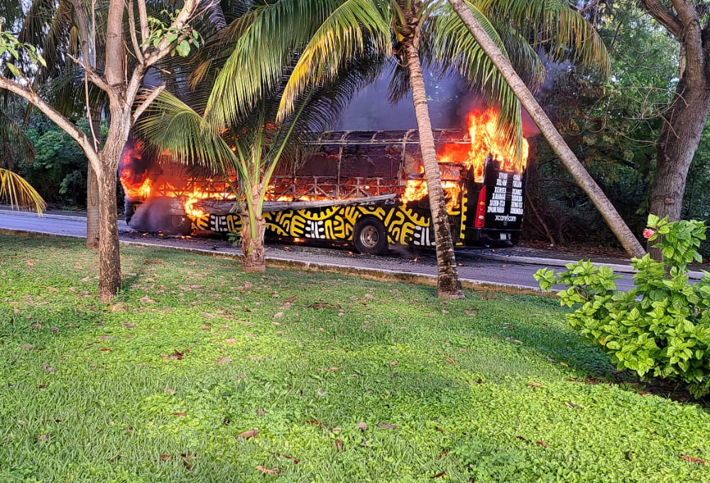 La unidad de Grupo Xcaret quedó con daños totales tras ser extinguido el incendio en la Zona Hotelera de Cancún, que presuntamente inició por un cortocircuito La unidad de Grupo Xcaret quedó con daños totales tras ser extinguido el incendio en la Zona Hotelera de Cancún, que presuntamente inició por un cortocircuito