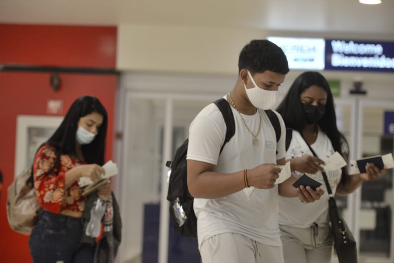 Los vuelos de salida, entre las 06:00 y las 09:48, ocho son a la ciudad de México, uno a Houston y otro a Monterrey