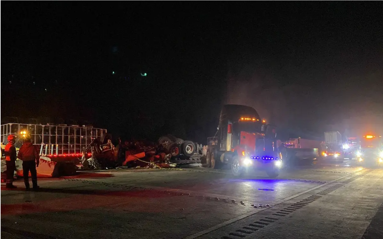 Por el accidente múltiple, en donde también se registró una volcadura, el paso se mantuvo cerrado por varias horas