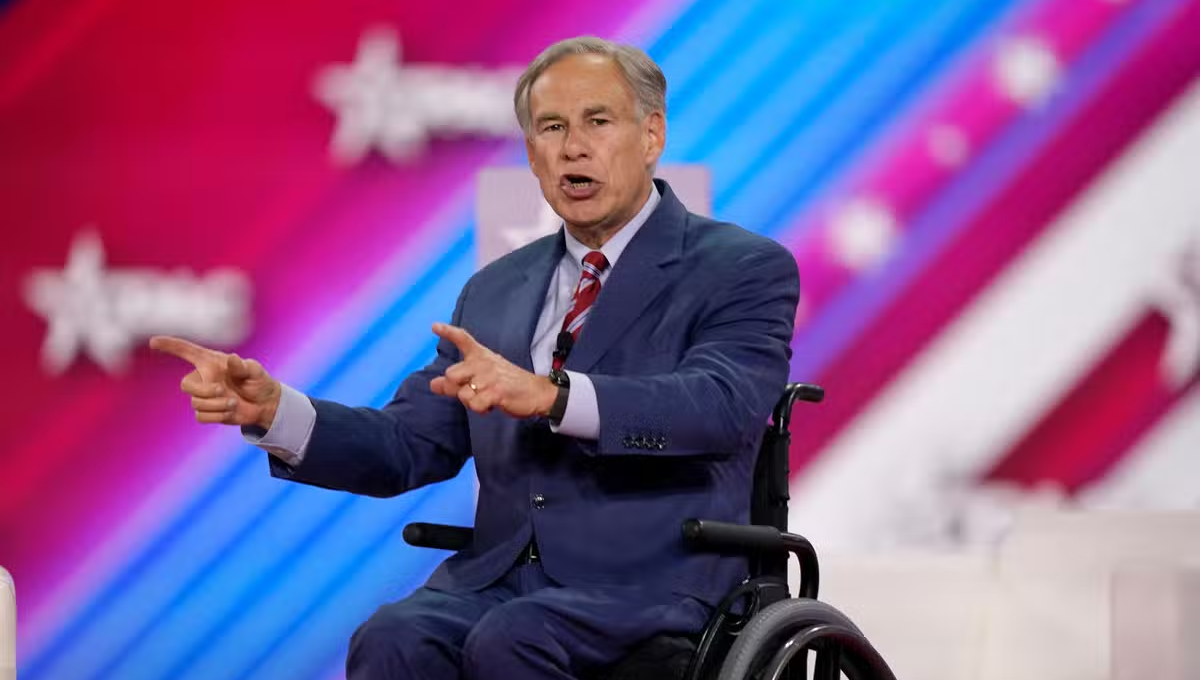 Greg Abbott continúa con su política en contra de los migrantes