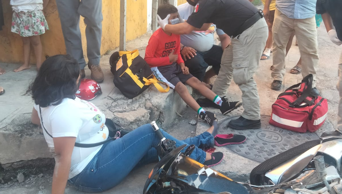 Automóvil impacta a motociclista y la deja fuertemente herida en el pie en Izamal Automóvil impacta a motociclista y la deja fuertemente herida en el pie en Izamal
