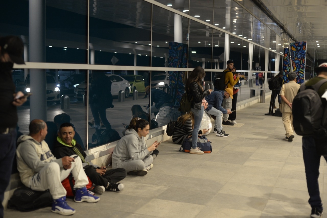 De los 11 vuelos que llegan entre las 08:00 y las 11:35 horas siete proceden de la capital del país