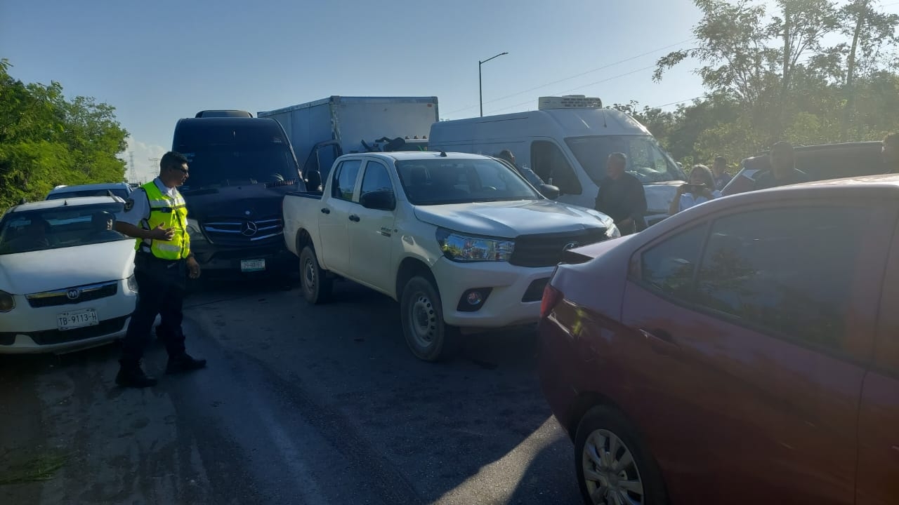 Las unidades involucradas en la carambola vehicular en Cancún permanecieron en el sitio hasta el peritaje correspondiente Las unidades involucradas en la carambola vehicular en Cancún permanecieron en el sitio hasta el peritaje correspondiente
