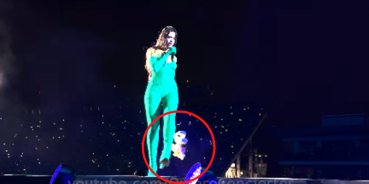 El momento exacto donde el Dr. Simi salió disparado del escenario. Foto: Especial El momento exacto donde el Dr. Simi salió disparado del escenario. Foto: Especial