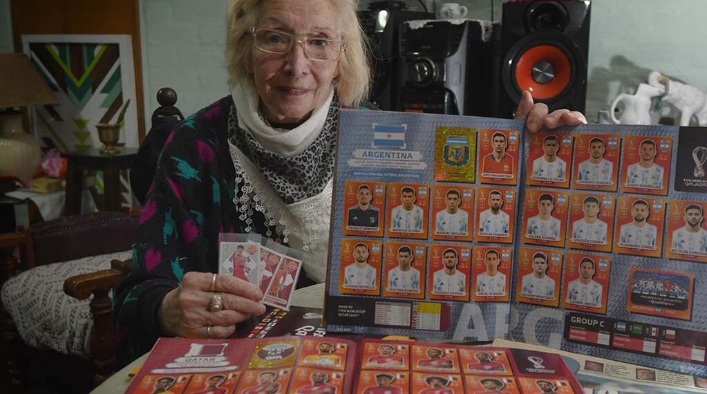 La abuelita y su álbum Panini 2022. Foto: TN La abuelita y su álbum Panini 2022. Foto: TN